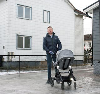 FRUSTRERT: Øyvind Fjære-Lindhjem ser rett på bygget fra kjøkkenvinduet. Han vil ha en fortgang fra det offentlige, slik at eiendommen igjen kan bli tatt i bruk. Asbestplatene på utsiden av huset har begynt å falle av, og med to små barn bekymrer han seg over langsomheten.<br/>