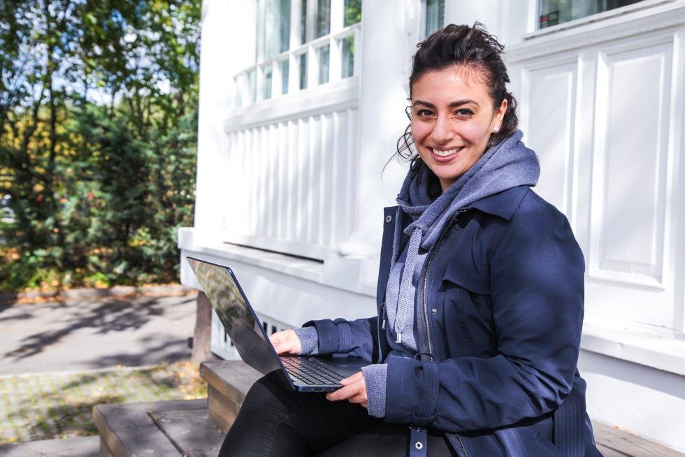 GRÜNDER: Haleh Ashraf driver sitt eget selskap fra datamaskinen - som virtuell assistent for bedrifter. Foto: