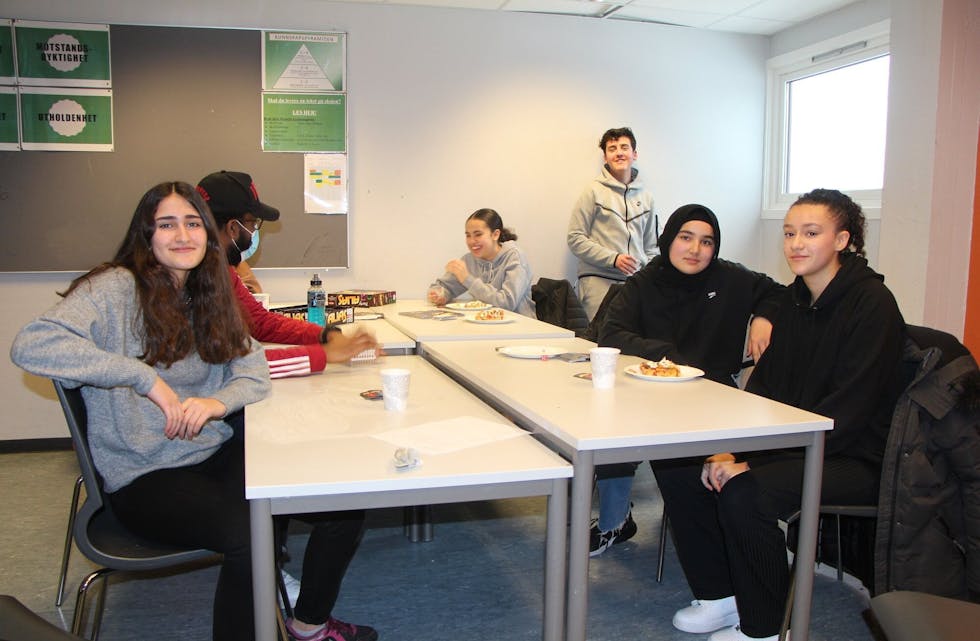 SAMLINGSPUNKT: Denne uka er det kun det sosiale som står i fokus i klasserommene på Haugerud ungdomsskole. Her med Roza Kader (foran venstre), Basma El Missbah (foran høyre) og andre elever fra 10. klasse. Foto: