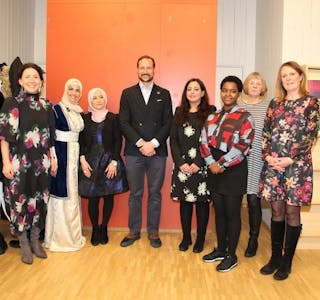 FEIRET MED STOVNER-KVINNER: Kronprins Haakon besøkte kvinnearrangementet «Kvinner og utdanning» på Stovner 8. mars. Her står han sammen med representanter fra de tre foreningene som sto bak markeringen. Foto: