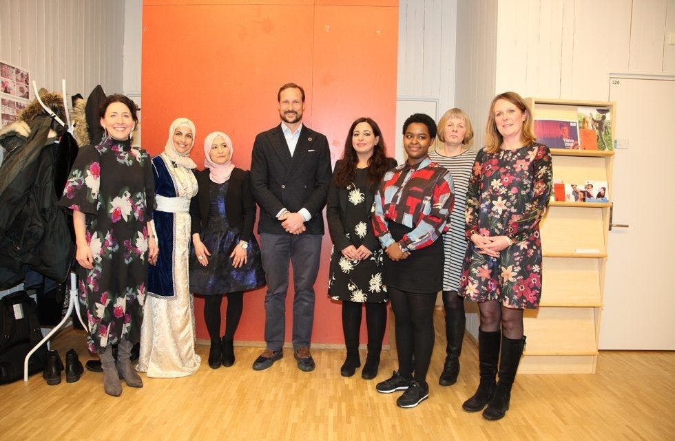 FEIRET MED STOVNER-KVINNER: Kronprins Haakon besøkte kvinnearrangementet «Kvinner og utdanning» på Stovner 8. mars. Her står han sammen med representanter fra de tre foreningene som sto bak markeringen. Foto: