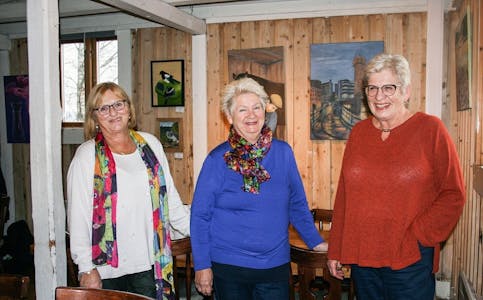 KUNSTNERE: Solfrid Pedersen (f.v.), Mette Ødegaard og Kirsten Heiberg har i flere år malt sammen i Steinbruddet Maleklubb. Nå kan alle som ønsker besøke Årvoll gård og beundre kunsten. Foto: