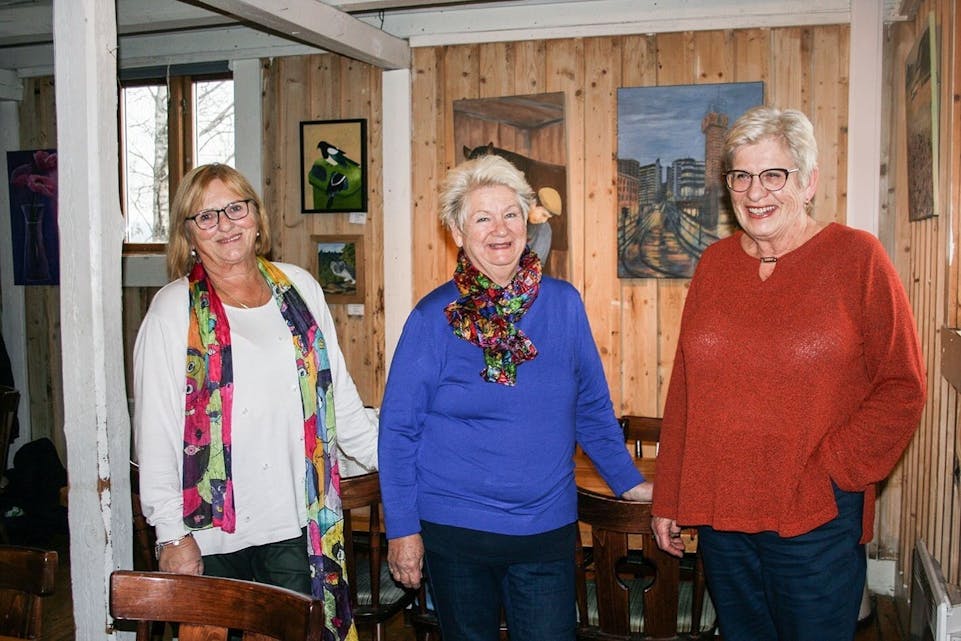 KUNSTNERE: Solfrid Pedersen (f.v.), Mette Ødegaard og Kirsten Heiberg har i flere år malt sammen i Steinbruddet Maleklubb. Nå kan alle som ønsker besøke Årvoll gård og beundre kunsten. Foto: