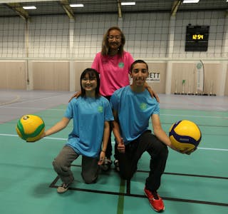 INGEN TVIL:Emma (15) og Muamel (14) elsker volleyball. Ikke så rart det er favorittaktiviteten i forbindelse med allidrettstilbudet i Stovner idrettshall. Men det går også i basketball og fotball, for å nevne noe. Leder for allidretten, Liin Nguyen har ikke noe i mot at det blir ekstra mye volleyballspill. Foto: Rolf E. Wulff