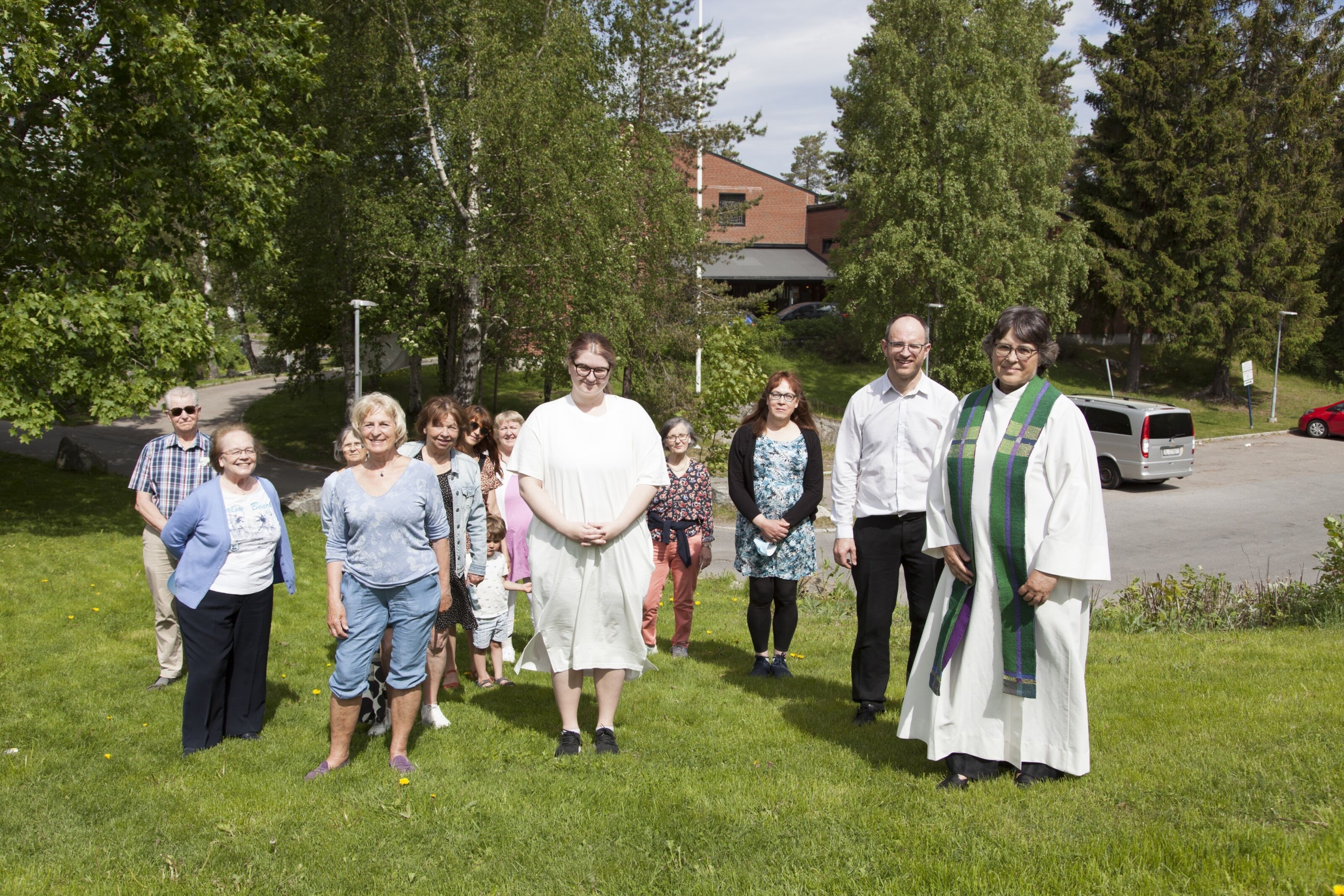 40 ÅR MED KIRKE: Det var god stemning hos de som deltok på gudstjeneste sist søndag, her er de samlet på gresset mellom kirken og sentret. Foto: Tom Evensen