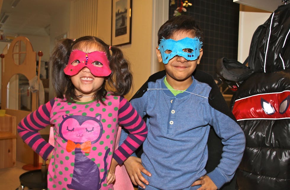 SUPERHELTER: Lisa (5) og Saifan (6) har selv vært med på å lage sine karnevalkostymer. Deres store ønske var å kle seg ut som superhelter. Foto: