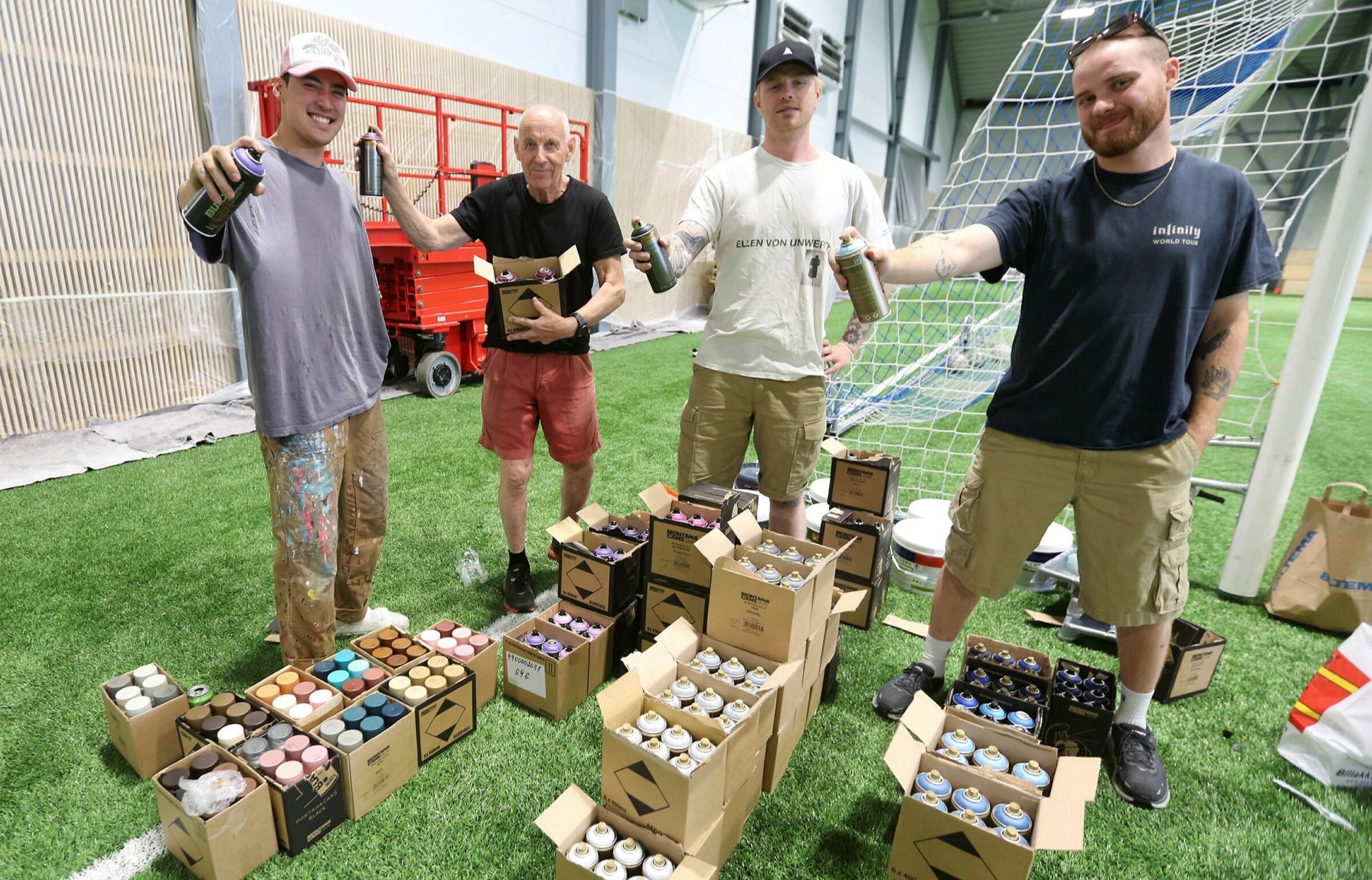 KLARE SPRØYTERE: Christian Servos (f.v.), Magnus Helgesen og Stig Magnus Aasvestad fra MX2 Graffiti er klar til å starte sprøytingen av kunstveggen OBOS-løkka. Bjørn Haug (to f.v.), leder for OBOS-hallens byggekomité, var til stede for å få med seg starten på kunstverket. Foto: Rolf E. Wulff