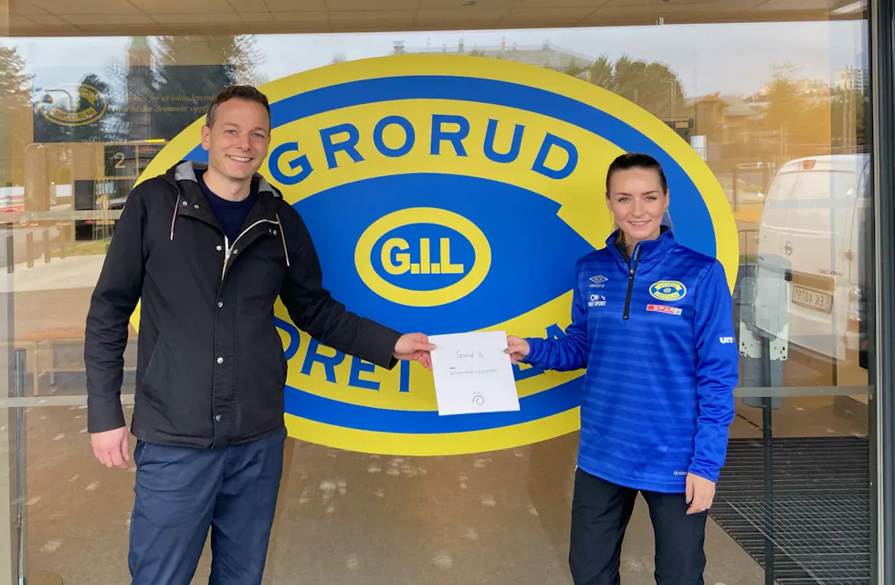 TIDLIG JULEGAVE: Leder av Samfunnsavdelingen i Grorud IL, Anita Iversen, mottok det synlige beviset på støtten fra rådgiver i Sparebankstiftelsen DNB, Steinar Sæthre. Foto: