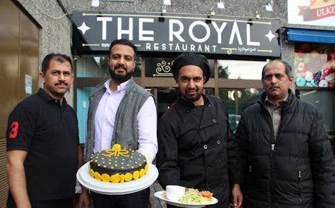 MATKONGENE: Tasawar Mehmood (venstre), daglig leder Sayid Hussain, Wajid Hussain og Mohammad Shahzad åpner familiens andre matrestaurant fredag klokken 16.00. Foto: