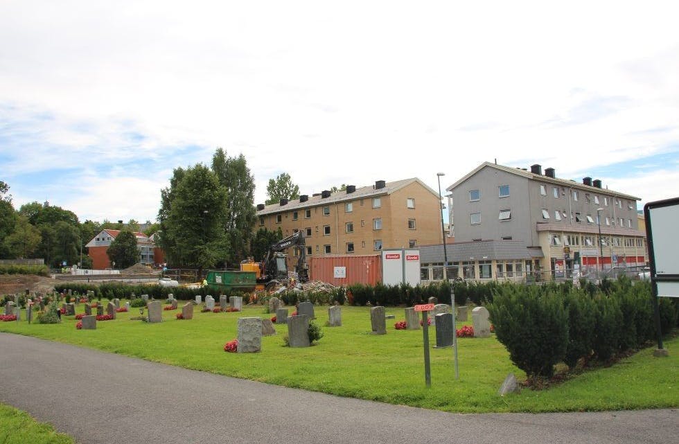 ÅPNET OPP: Furutrærne som tidligere skjermet Østre Aker kirkegård er hogget ned på grunn av arbeidet med den nye gangbroa. Foto: