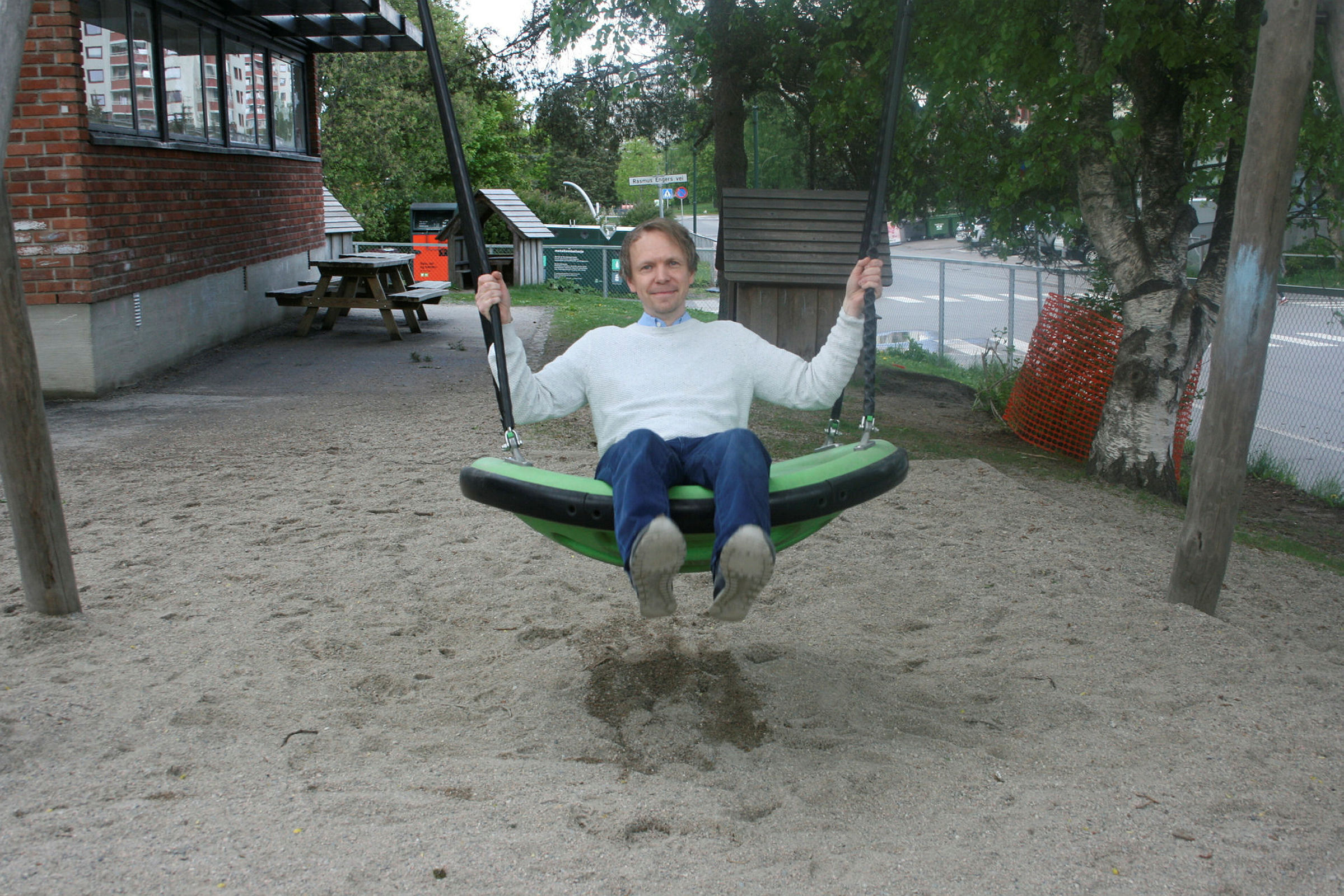 VIL HØRE FRA SMÅBARNSFORELDRENE: Stig Kleven (H) i Grorud BU håper at flere småbarnsforeldre lar seg engasjere til å bli mer aktive i lokalpolitikken. Han ønsker dem hjertelig velkommen til åpen halvtime framover. Foto: Caroline Hammer