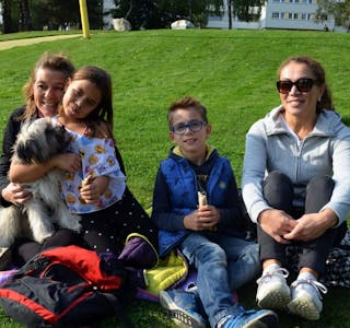 UTE PÅ TUR: Ingeborg, Gulla, Leon og Necla koste seg i solen med hunden Bentley. Foto: