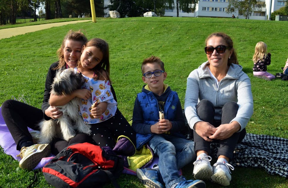 UTE PÅ TUR: Ingeborg, Gulla, Leon og Necla koste seg i solen med hunden Bentley. Foto: