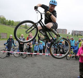 HOPPENDE SYKLIST: Sykkelakrobat Erik Solbakken liker seg på sykkelen - selv når han hopper tau. Da han fikk beskjed om å smile til kamera i det han var midt i hoppet, så var det helt naturlig at han gjorde også det.  Foto:
