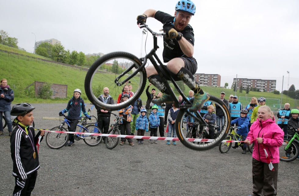 HOPPENDE SYKLIST: Sykkelakrobat Erik Solbakken liker seg på sykkelen - selv når han hopper tau. Da han fikk beskjed om å smile til kamera i det han var midt i hoppet, så var det helt naturlig at han gjorde også det.  Foto: