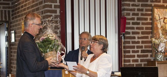 Menighetsrådsleder Kjell Olav Sannes og Aase Britt Andersen takker Stovner menighets avholdte sokneprest Kåre Rune Hauge. Foto:
