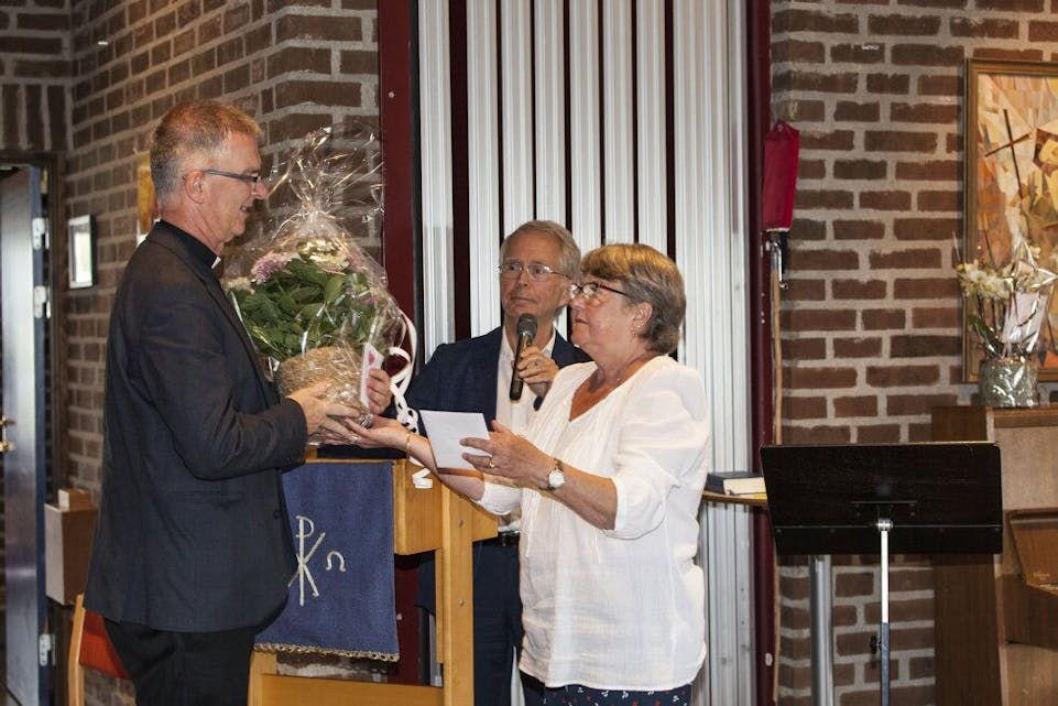 Menighetsrådsleder Kjell Olav Sannes og Aase Britt Andersen takker Stovner menighets avholdte sokneprest Kåre Rune Hauge. Foto: