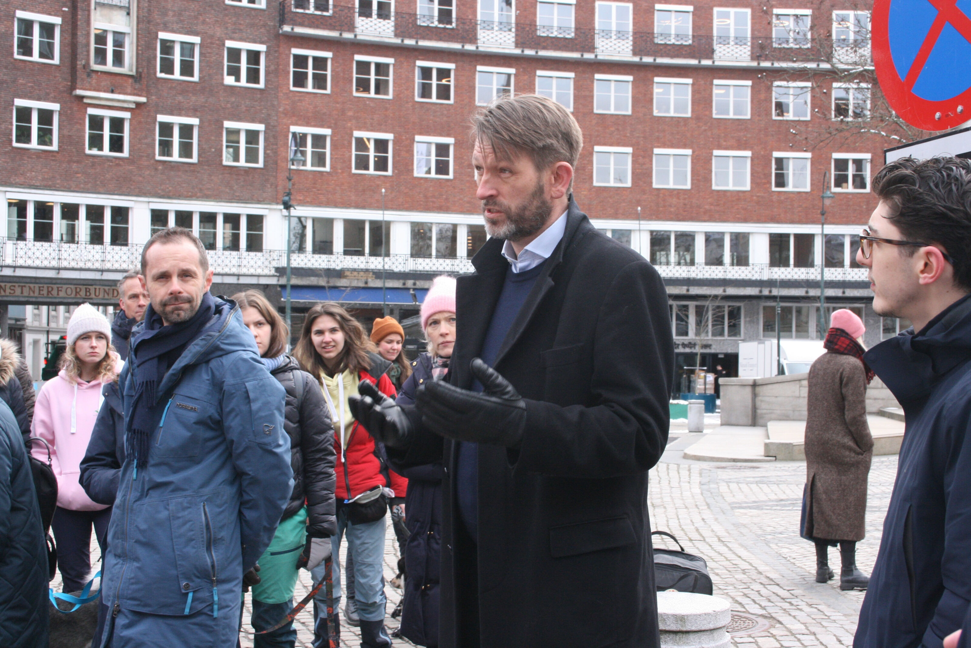 IDEOLOGI I BUNN: Hallstein Bjercke (V, f.v.), Eirik Lae Solberg (H) og Mehmet Khan (H). Her fra Natur VGS sin demonstrasjon ved Rådhuset torsdag. Foto: Caroline Hammer