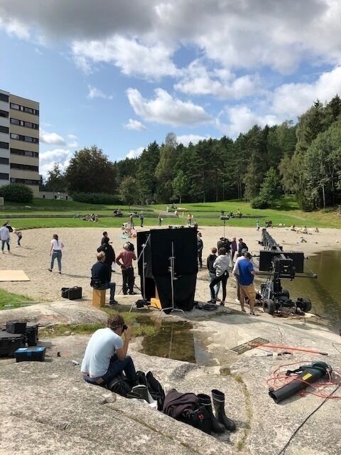 GODE NABOER: Romsåsbefolkningen ønsket filminnspillingen velkommen til delbydelen. Regissør Eskil Vogt sier beboerne i nærmiljøet spilte på lag og viste hensyn til innspillingen. Foto: MER FILMDISTRIBUSJON
