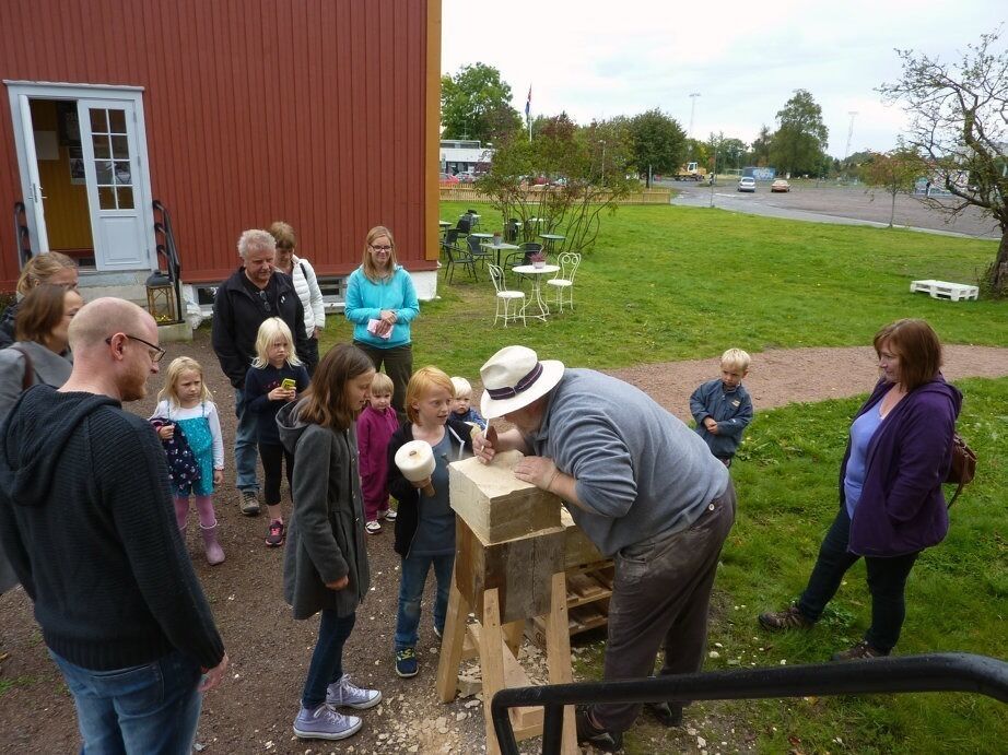 TRIVELIG OG LÆRERIKT: Chris Fleurie har oppvisning foran spente tilskuere. Dette er fra et tidligere år. Foto:
