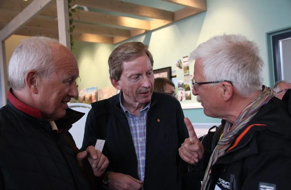 DIALOG: Å få folk til å snakke sammen om klimautfordringer og -løsninger var litt av motivasjonen bak seminaret. Her har (f.v.) Jan Hauger, Knut Røli og Hans Georg Helberg tatt oppfordringen. Foto:
