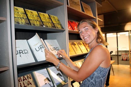 TID FOR FESTIVAL: Programansvarlig Helene Heger Voldner tar her en titt i bokhylla som er satt opp spesielt for litteraturfestivalen. Foto: