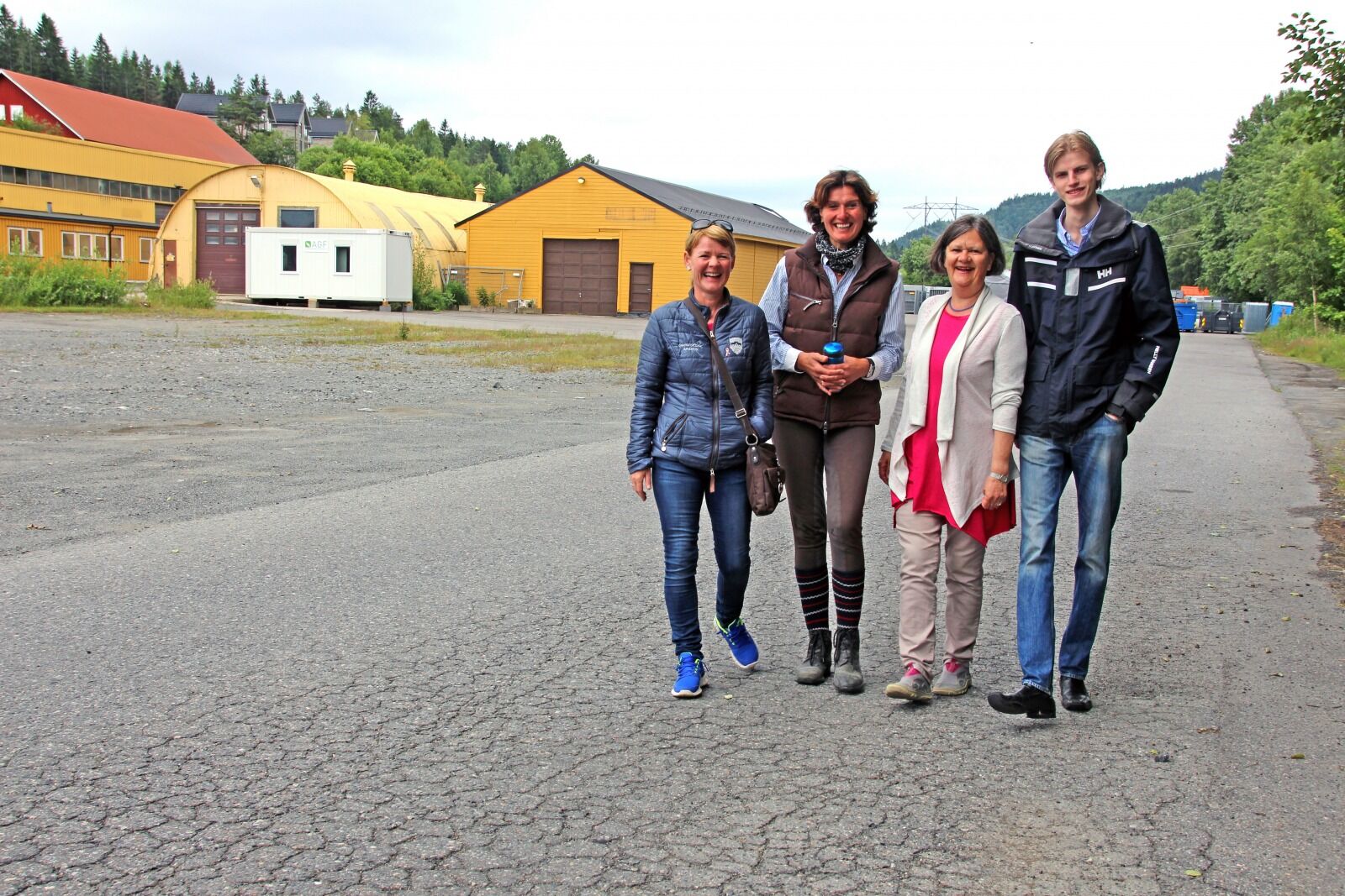 VANT FRAM: Anne-Lill Smestad Dahl, Jeanne von Barner, Anne Grete Orlien og Konrad Værnes og de andre beboerne på Ellingsrud kan juble: Det blir ikke bussdepot i nabolaget. Foto: