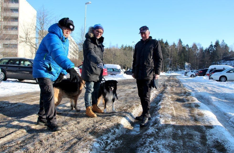 OPPGITTE: Tillitsmann i Ole Brumms vei 42, Per Otto Blomquist, Adam Gorski og Øivind Mørk er oppgitte over hvor dårlig brøytet det er på Haugenstua. Foto: