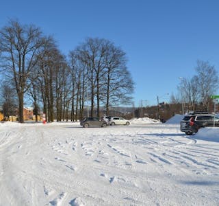 TOM PARKERING: Mens parkeringsplassen ved Grorud togstasjon nærmest er tom er veien fylt opp med parkerte biler. Foto: