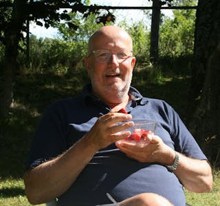 MED JORDBÆRSKÅLA: Steinar Arnesen koser seg med jordbær mellom historiene fra oppvekst og helt til i dag. Foto: Caroline Hammer