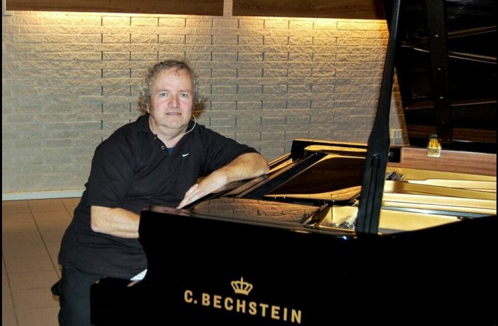 MESTER: Wolfgang Antoine Marie Plagge gledet seg ustyrtelig til å spille på Hagerud kirkes gedigne C. Bechstein-flygel! Foto: