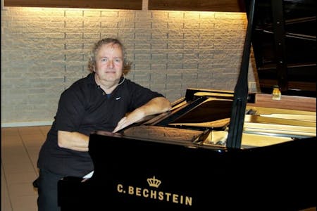 MESTER: Wolfgang Antoine Marie Plagge gledet seg ustyrtelig til å spille på Hagerud kirkes gedigne C. Bechstein-flygel! Foto: