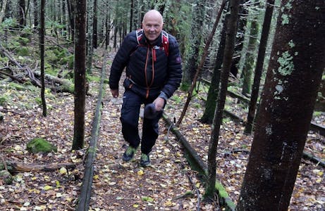 I MOTBAKKE: Roger Pihl har kommet seg halvveis opp til toppen, men fryder seg over å kunne spasere oppover på over 100 år gamle bortgjemte jernbanespor. Foto: