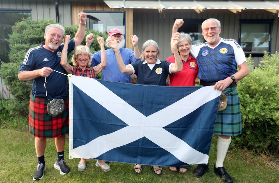 HEIA SKOTTLAND: Høy stemning i Linjeveien på Høybråten før Norge møter Skottland i EM-kvalifisering. Stephen (f.v.) og Kathleen Kerr, Per Holter, Anne Honeyman Holter, samt Rosemary og John Bremner håper på skotsk seier på Ullevaal (vel, sannsynligvis bortsett fra Per).
