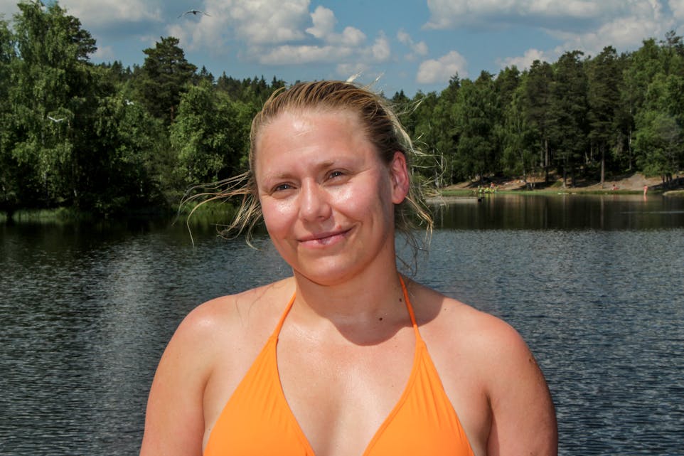 SJELRO: Ine Nagel Holter med solfaktor 50 i ansiktet og Vesletjern i bakgrunnen. 