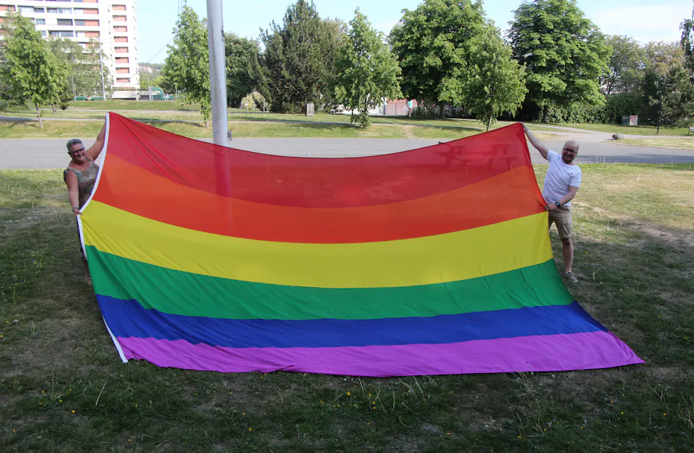 INGEN TVIL: Budskapet til Lohøgda borettslag er at alle er velkommen nøyaktig sånn man er. Her med Siv Anne Johannessen og André Johansen.