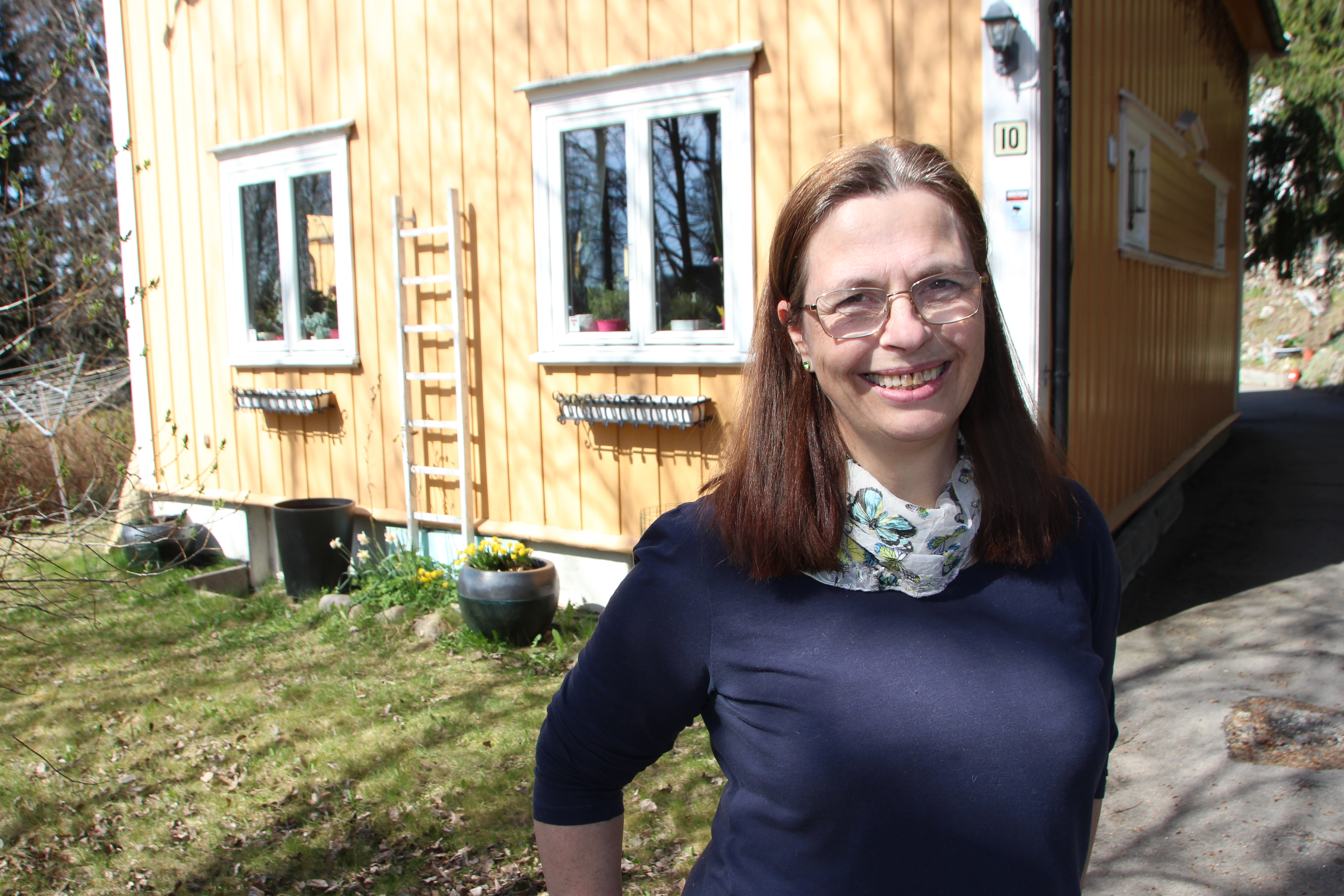 SAMLER OPP REGNVANN: Mona Vereeckes tips er å bruke store dunker til å samle det som eventuelt kommer ned fra oven, så er man beredt til neste eventuelle runde med restriksjoner. 