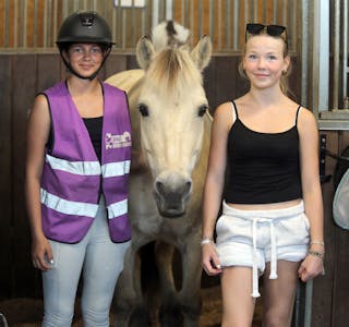 HEST ER BEST: Nadia (13, t.v.) og Live (13) er stalljenter på Alna Ridesenter. Det er drømmejobben - selv om det må skuffes hestemøkk. Selma setter pris på at jentene holder det rent i stallen hennes.