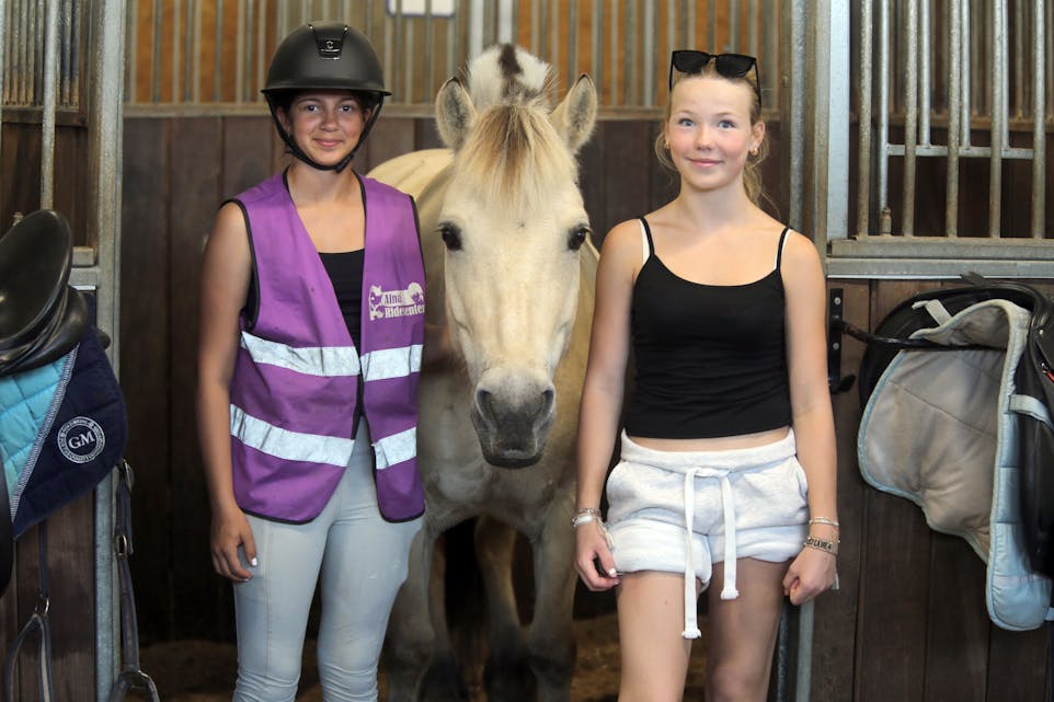 HEST ER BEST: Nadia (13, t.v.) og Live (13) er stalljenter på Alna Ridesenter. Det er drømmejobben - selv om det må skuffes hestemøkk. Selma setter pris på at jentene holder det rent i stallen hennes.