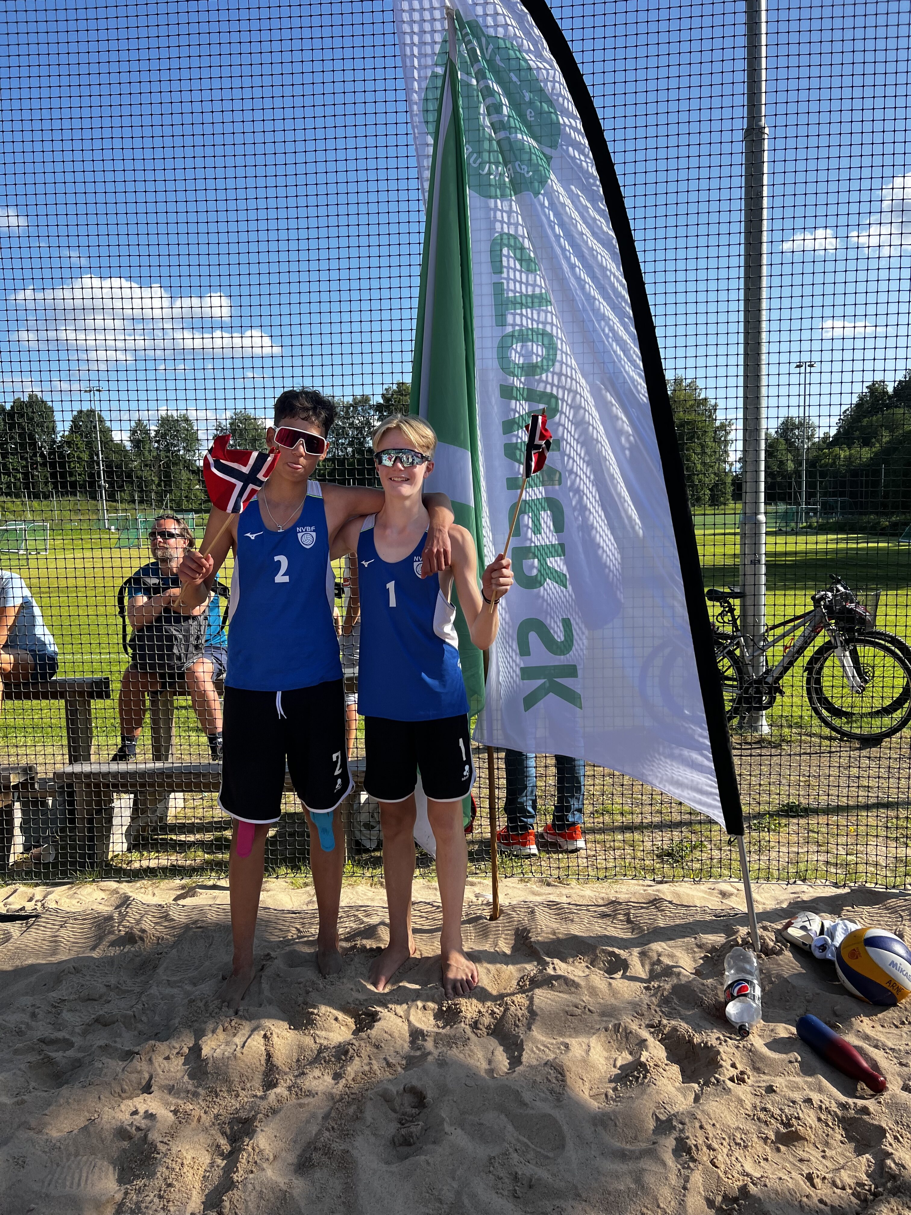FERSKE NORGESMESTERE: Liam (t. v.) og Emil er strålende fornøyde etter at de sikret seg gullet i U15-klassen i NM for junior. Foto: John Walstad