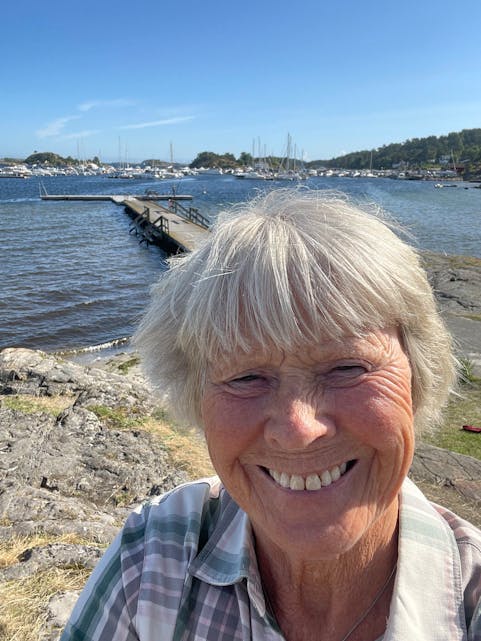 PÅ TUR: Grete Horntvedt (H) har tatt turen til Danmark i år, og koser seg med hav og sol.