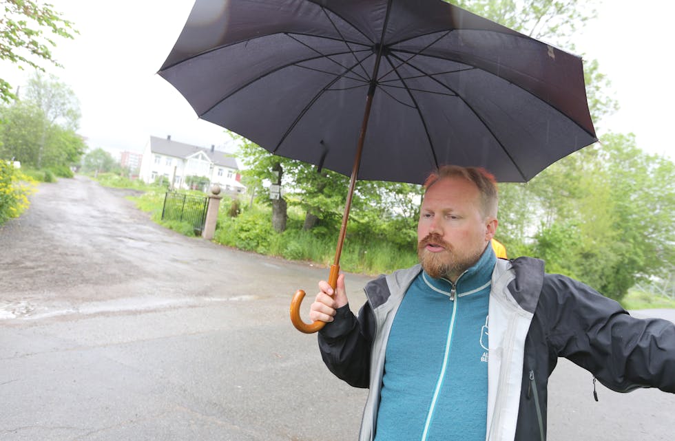 HISTORIEFORMIDLER: Geir Nordhus, her fra en lokalhistorisk vandring forbi Ellingsrud gård. Porten som ble stjålet natt til tirsdag ser vi i begynnelsen av alleen opp mot gården.