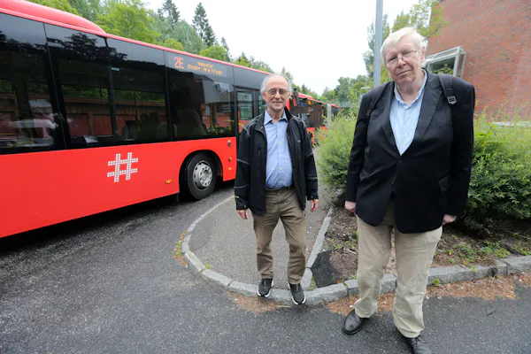 KJEMPER VIDERE: Torstein Winger (t. v.) og Bjørn Edvard Ensgtrøm i Groruddalen Miljøforum skal fortsette å skrive og snakke om miljøforumets kampsaker, selv om det har blitt gjort hundrevis av ganger tidligere. Det er viktig å holde sakene varme, hvis ikke kan det gå helt i glemmeboka.