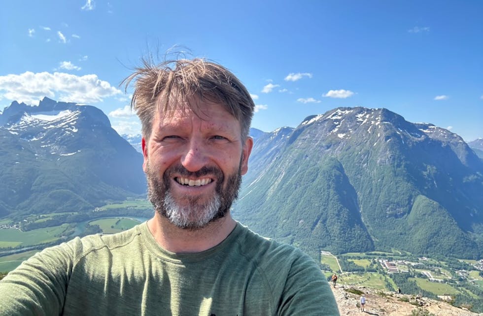 FJELL ER IKKE BARE FJELL: Selv i den norske fjellheimen er det forskjell på forholdene, som Eirik Lae Solberg her illustrerer med to ulike garderober til henholdsvis Romsdalsalpene og Dovrefjell.