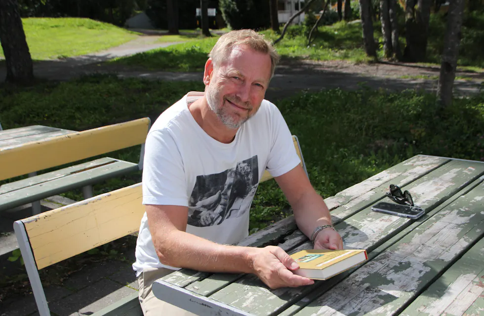 TILBAKE PÅ LINDEBERG: Da forfatter Hans Christian Grønn skulle møte avisen, var det naturlig å møtes utenfor barndomshjemmet og gamle skolen. I bakgården pleide han og kameratene å spille fotball og leke i lilleskogen bak.