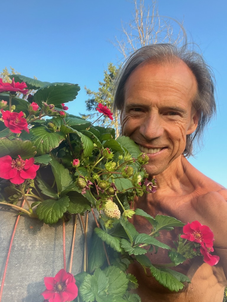 BLOMSTER OG «BARIS»: Der har du Jan Bøhlers perfekte sommer '23. Og enda bedre skal det bli, når de feirer morens 95. års-dag på hytta. 