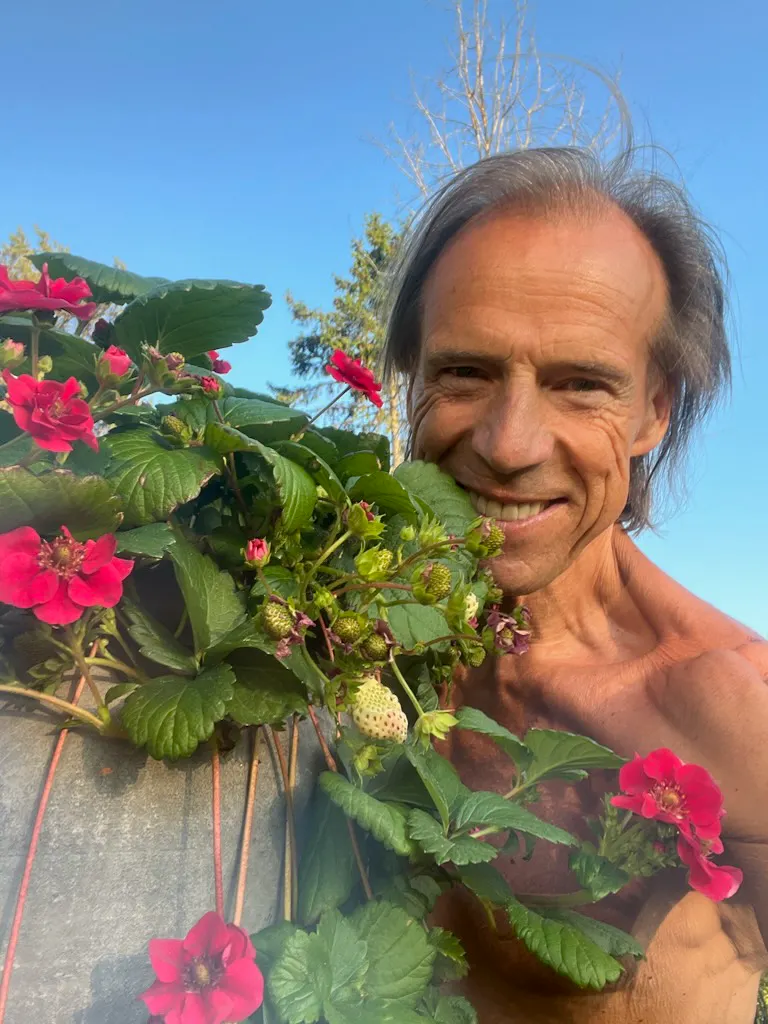 BLOMSTER OG «BARIS»: Der har du Jan Bøhlers perfekte sommer '23. Og enda bedre skal det bli, når de feirer morens 95. års-dag på hytta.