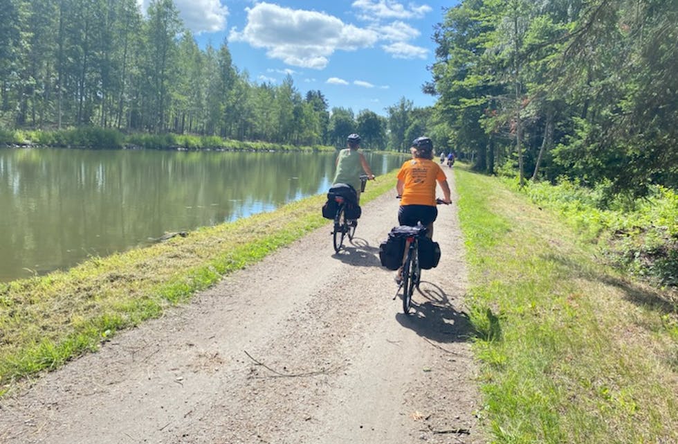 ANBEFALER SYKKEFERIE: Oslobiskop Kari Veiteberg rakk ikke å ta all verdens bilder fra sykkelsetet, men her i hvert fall et blinkskudd av henne (i oransje) langsmed Göta Kanal.