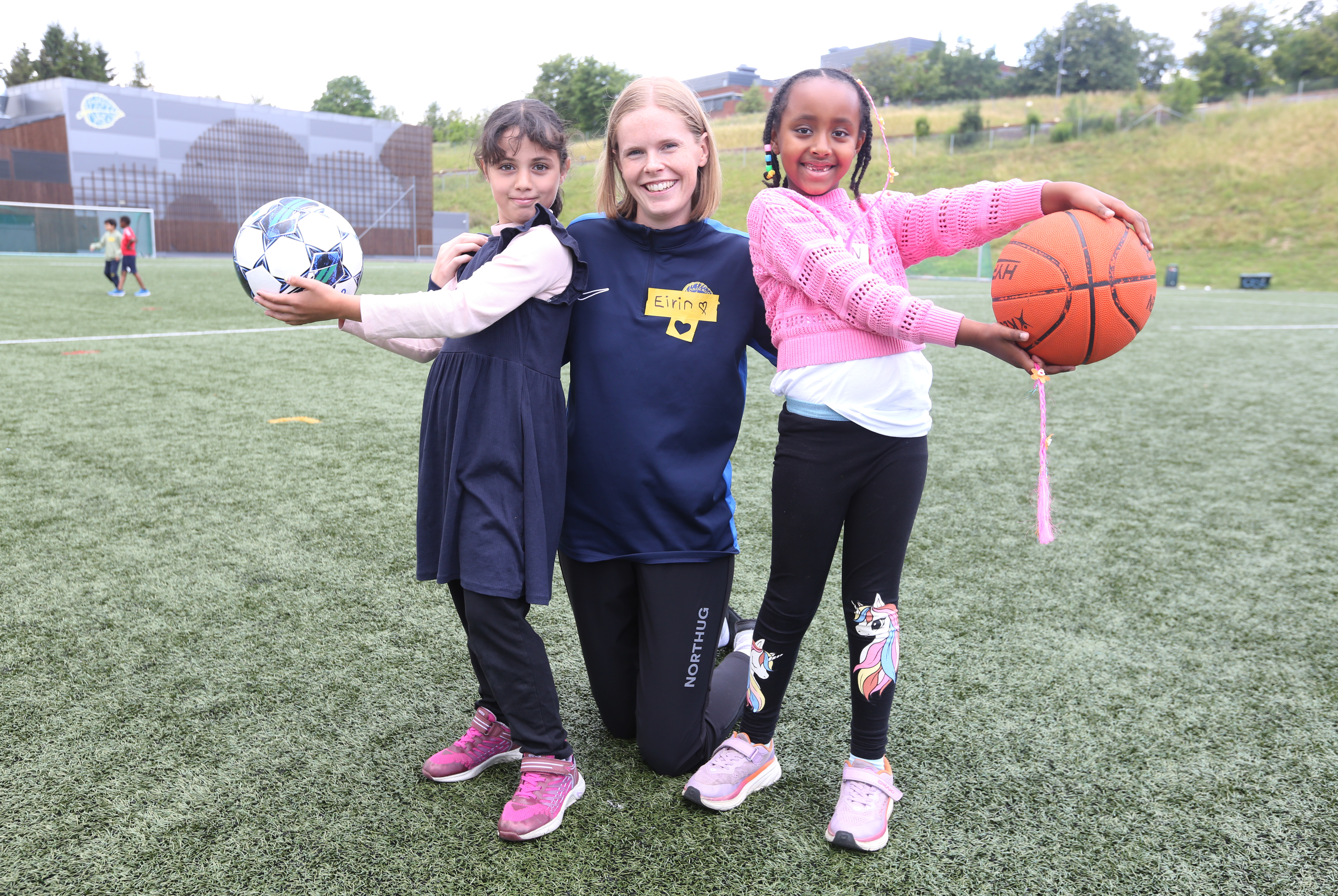 GLADE DELTAKERE: Yasmin (9) (t. v.) liker fotball best (foruten lunsjen), mens Eden (7) har fotball som sin favorittgren. Prosjektleder for Camp Linderud, Eirin Berg, kan fortelle at første uke av de fire som campen varer har vært svært vellykket.