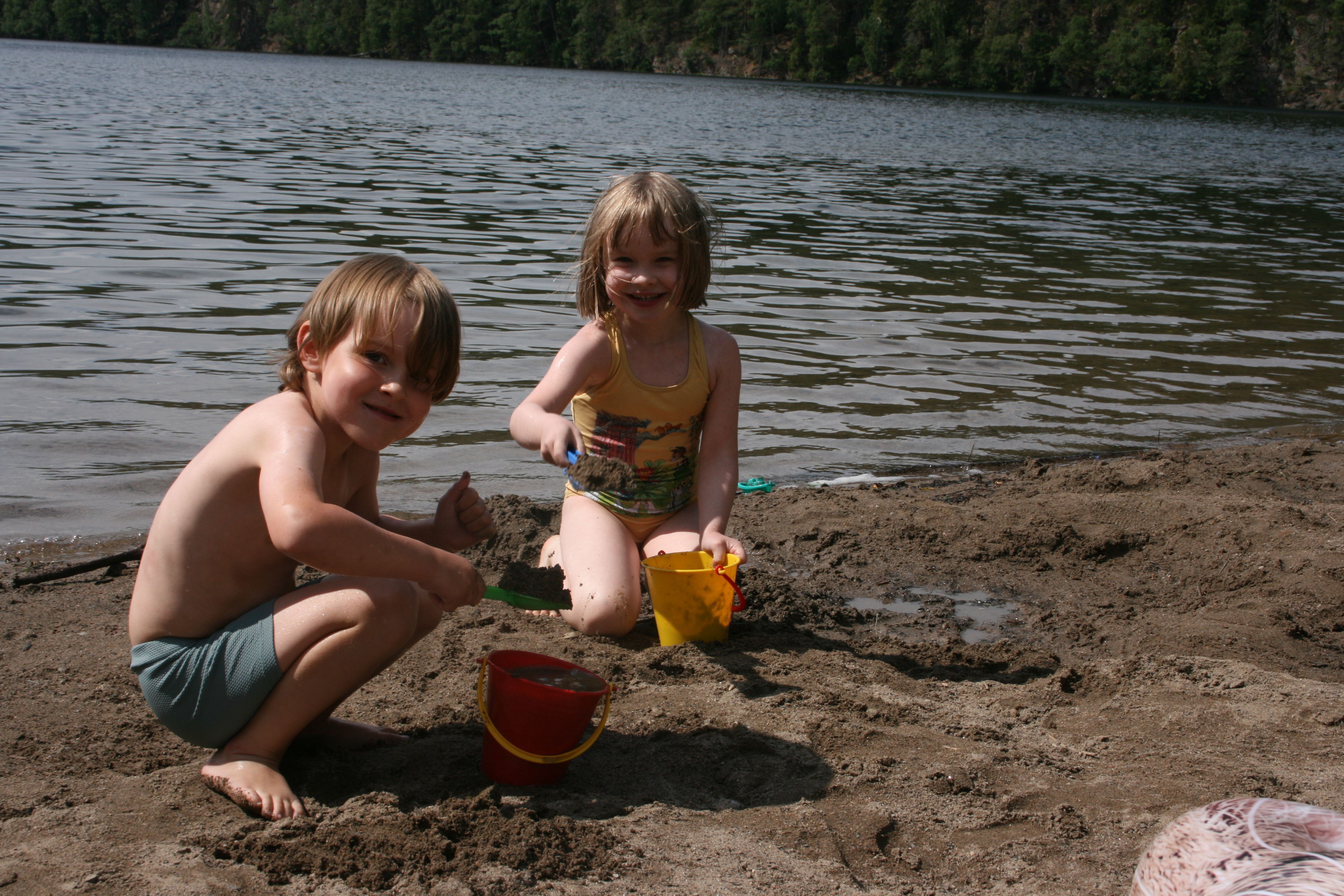 GØY PÅ STRANDA: Også ferskvann har sandstrand, noe Jeppe (5, t.v.) og Lea (5) fikk glede seg fullt over.